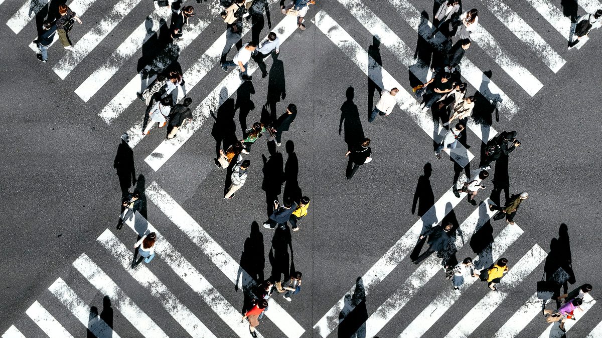 銀座の交差点を真上から見た、多くの歩行者が行き交うイメージ写真