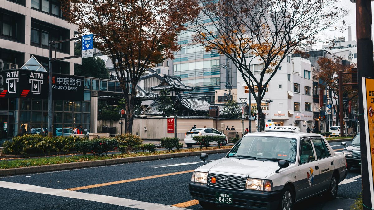 日本の街角に停まるタクシーのイメージ写真